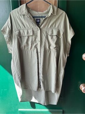 GAP Men's Short-Sleeve Button-Down Shirt in Olive Green